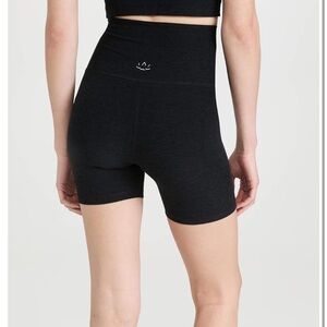 Beyond Yoga Women's Spacedye Keep Pace 5" Short (darkest night)